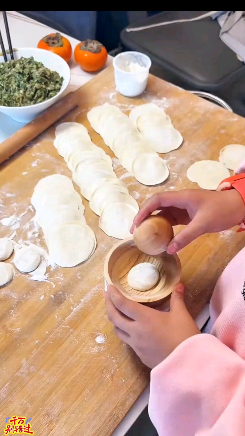 你们都是怎么擀饺子皮的?试试这个压饺子皮神器,比擀面杖好用