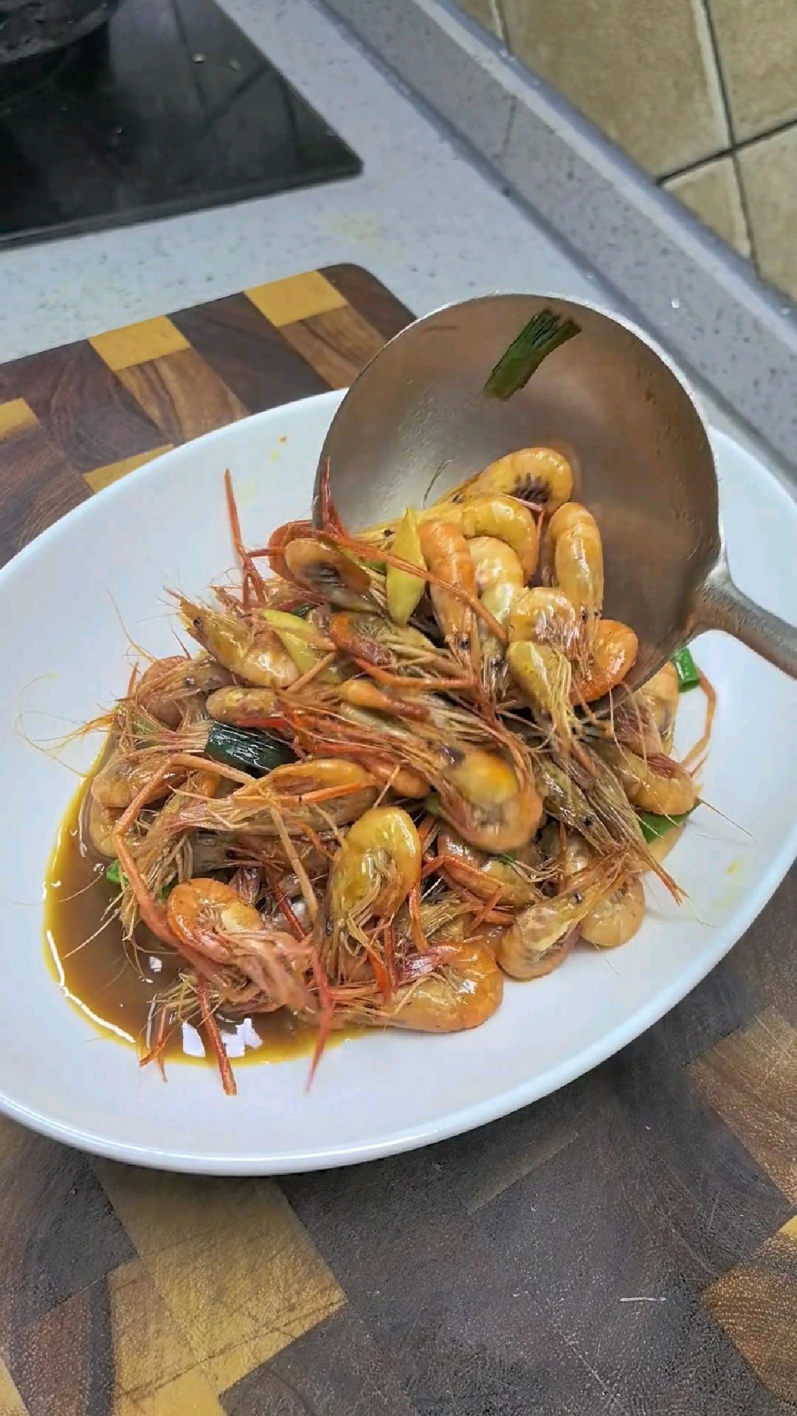 今日立夏,做上这道家常油爆虾,一口一个,好吃到舔手指