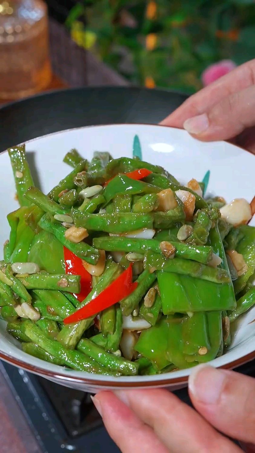 今日夏至,夏天就适合吃青椒烧豆角,清爽又好吃