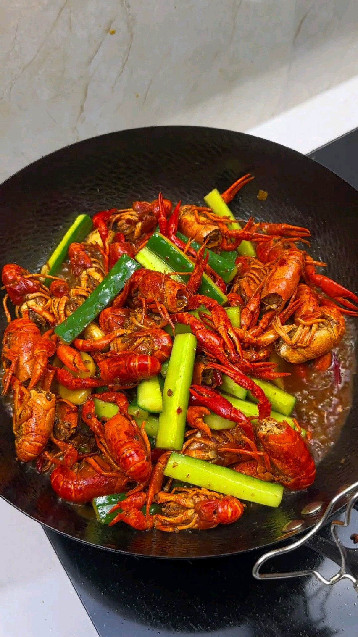 今日夏至，正是吃小龙虾的季节。学会这样做。好吃到舔手指