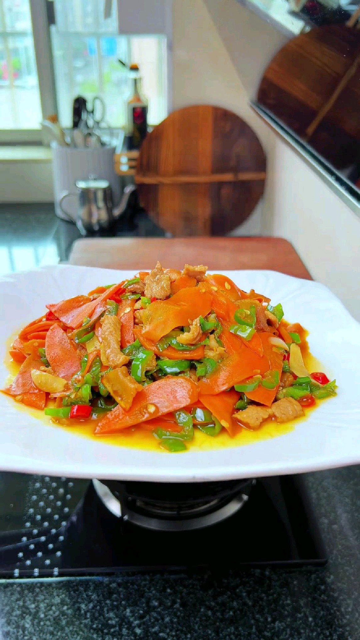 今日夏至。做上这道胡萝卜炒肉，营养丰富又好吃