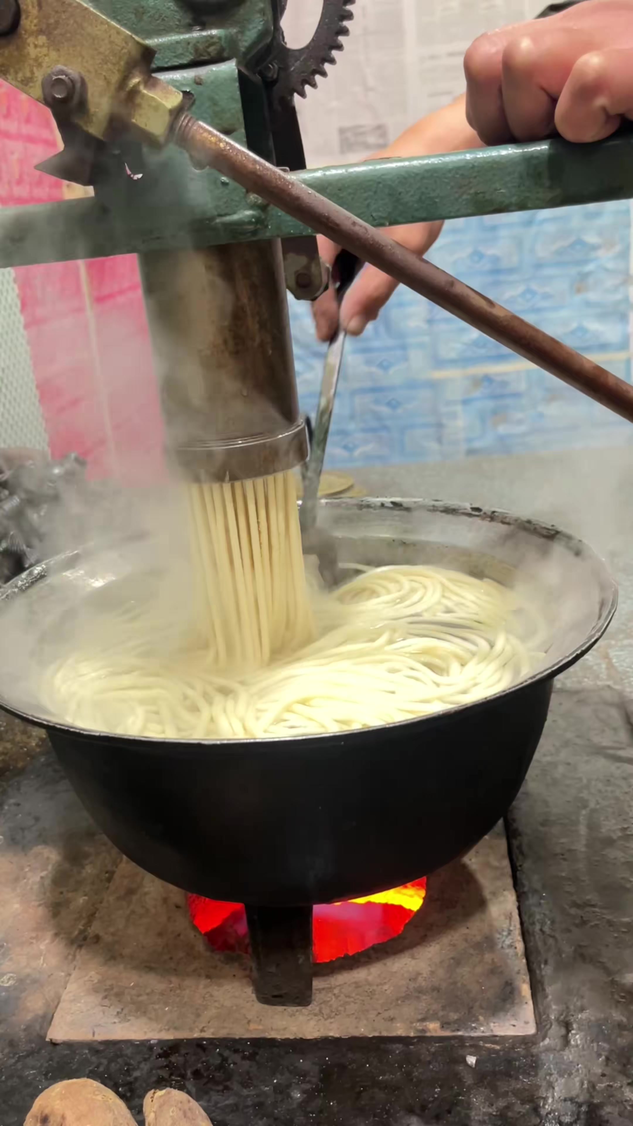 一碗酸菜肉丝面，