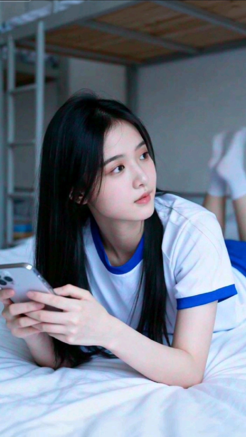 A绝美女生，躺床上玩手机真靓 #漂亮小姐姐 #女生头像 #视频