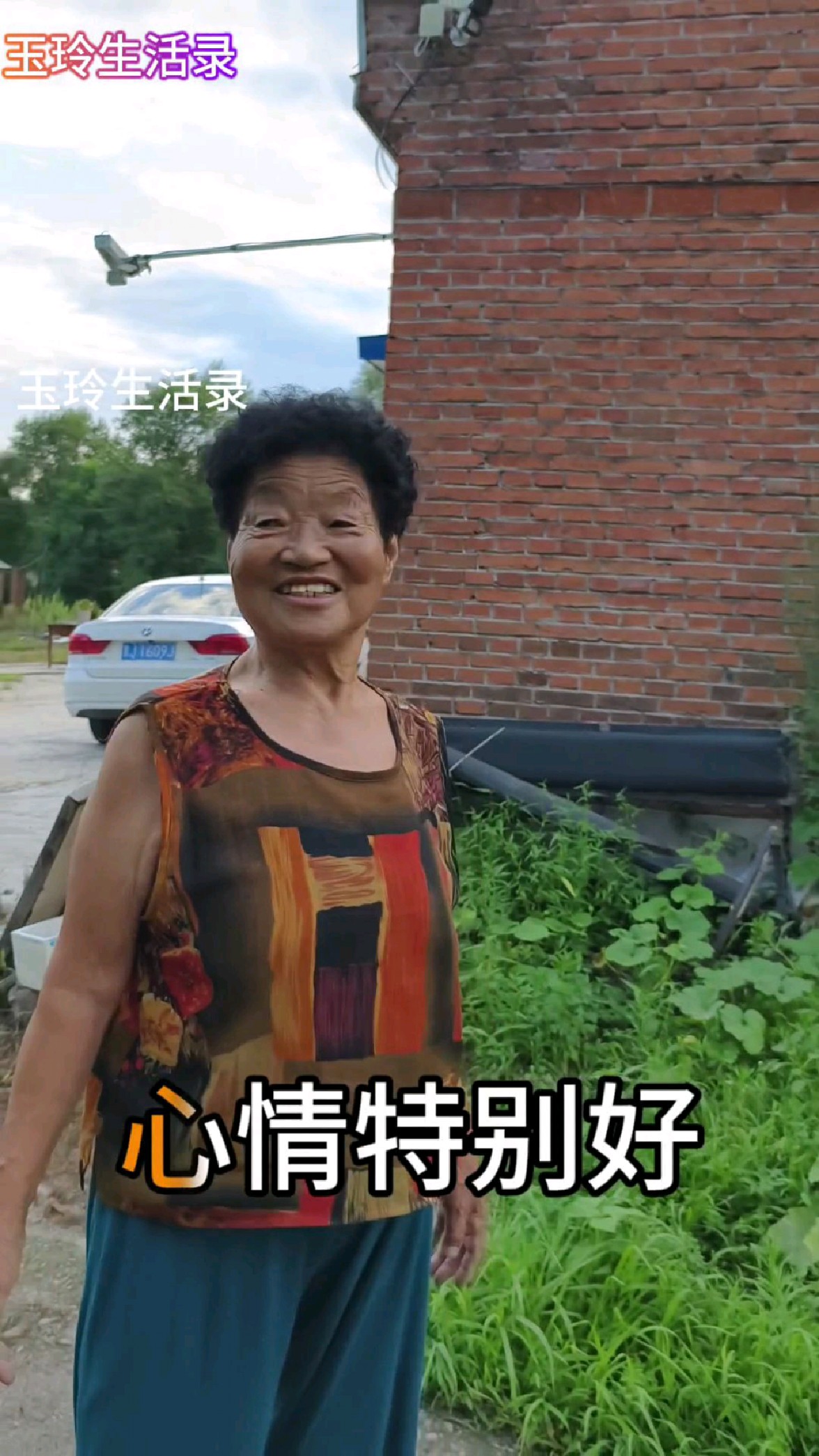 一讲起小菜园,妈妈就笑得合不拢嘴,每棵苗的故事她都记得清,