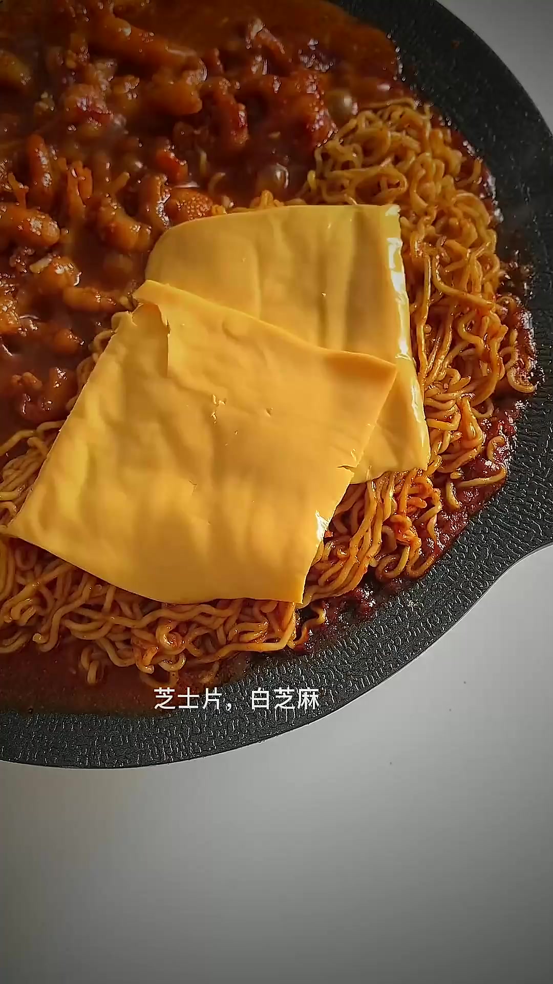 软烂入味。甜辣过瘾一锅端韩式辣鸡爪拌面