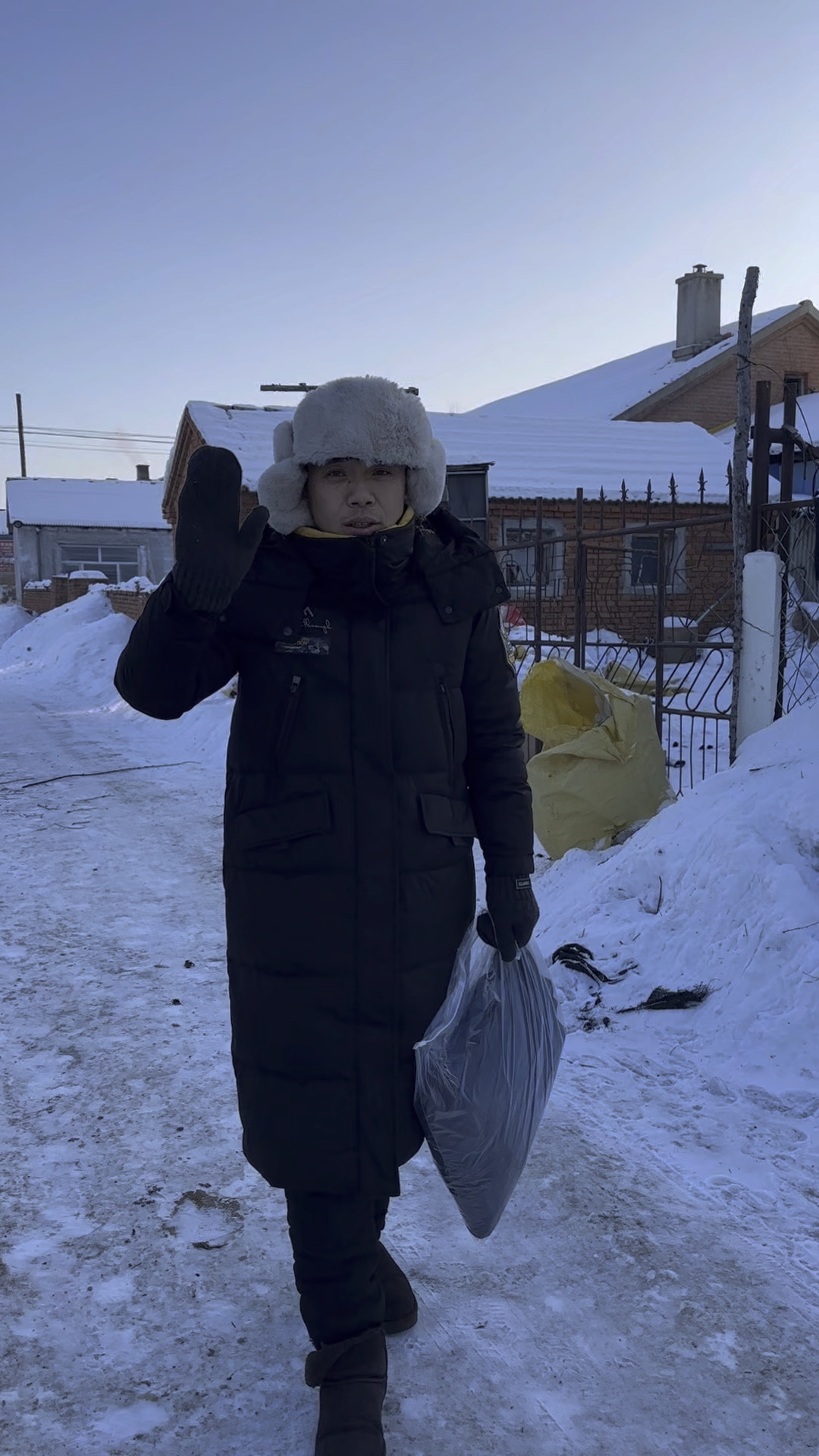 新年新气象,给老爸添置新衣服,老妈做的酸菜馅包子嘎嘎香