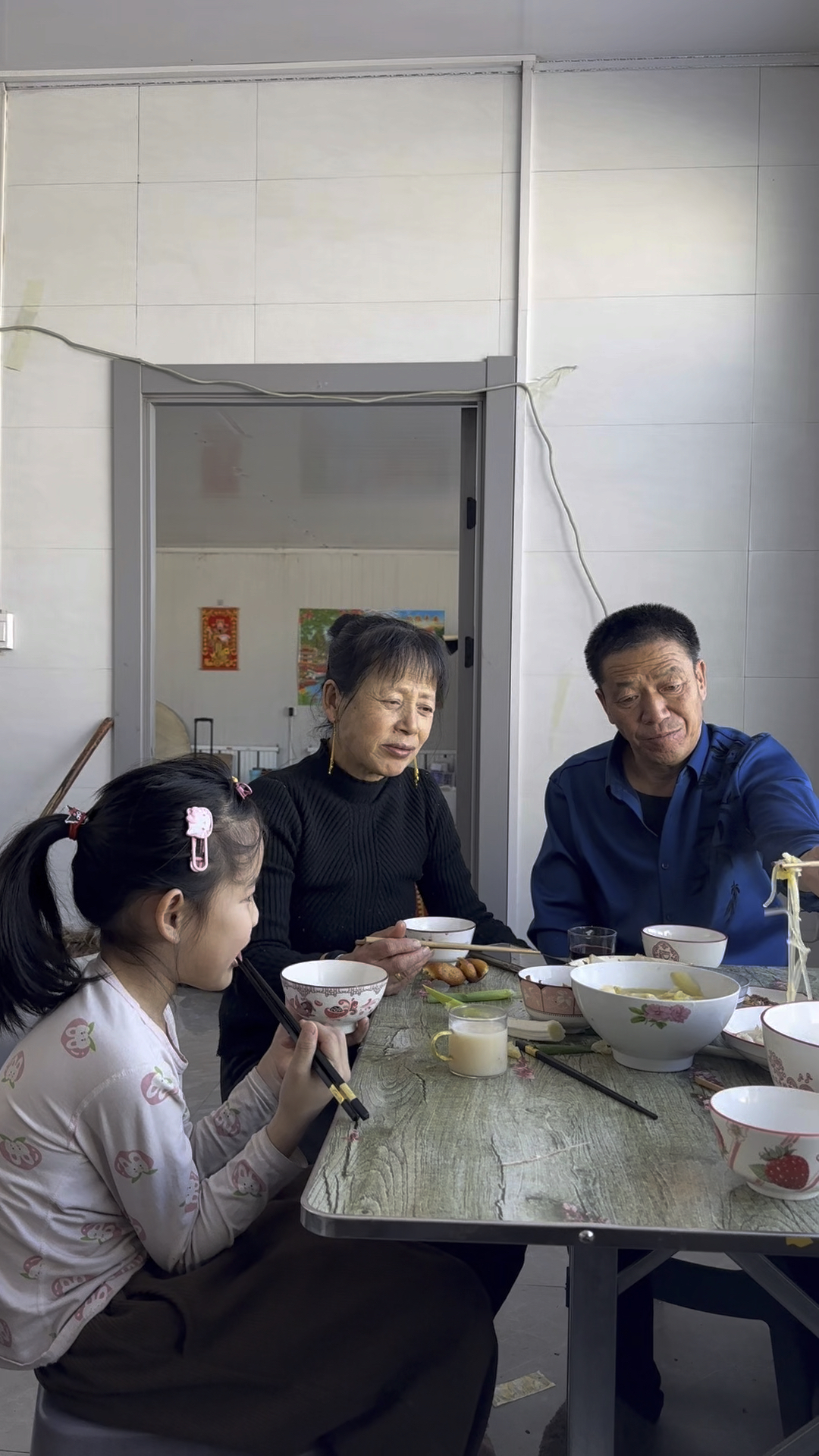 天气暖和了,房檐下都是冰溜,酸菜炖猪肉嘎嘎香