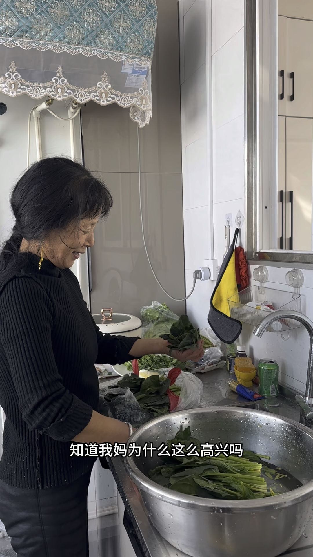 家庭聚餐吃火锅,羊肉切了一大盆可劲造