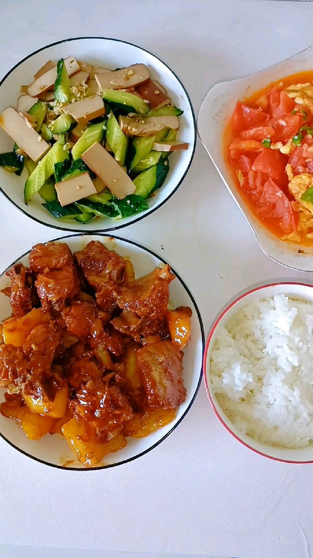 今日午餐:凉拌黄瓜鸡蛋干、番茄炒蛋、排骨炖土豆