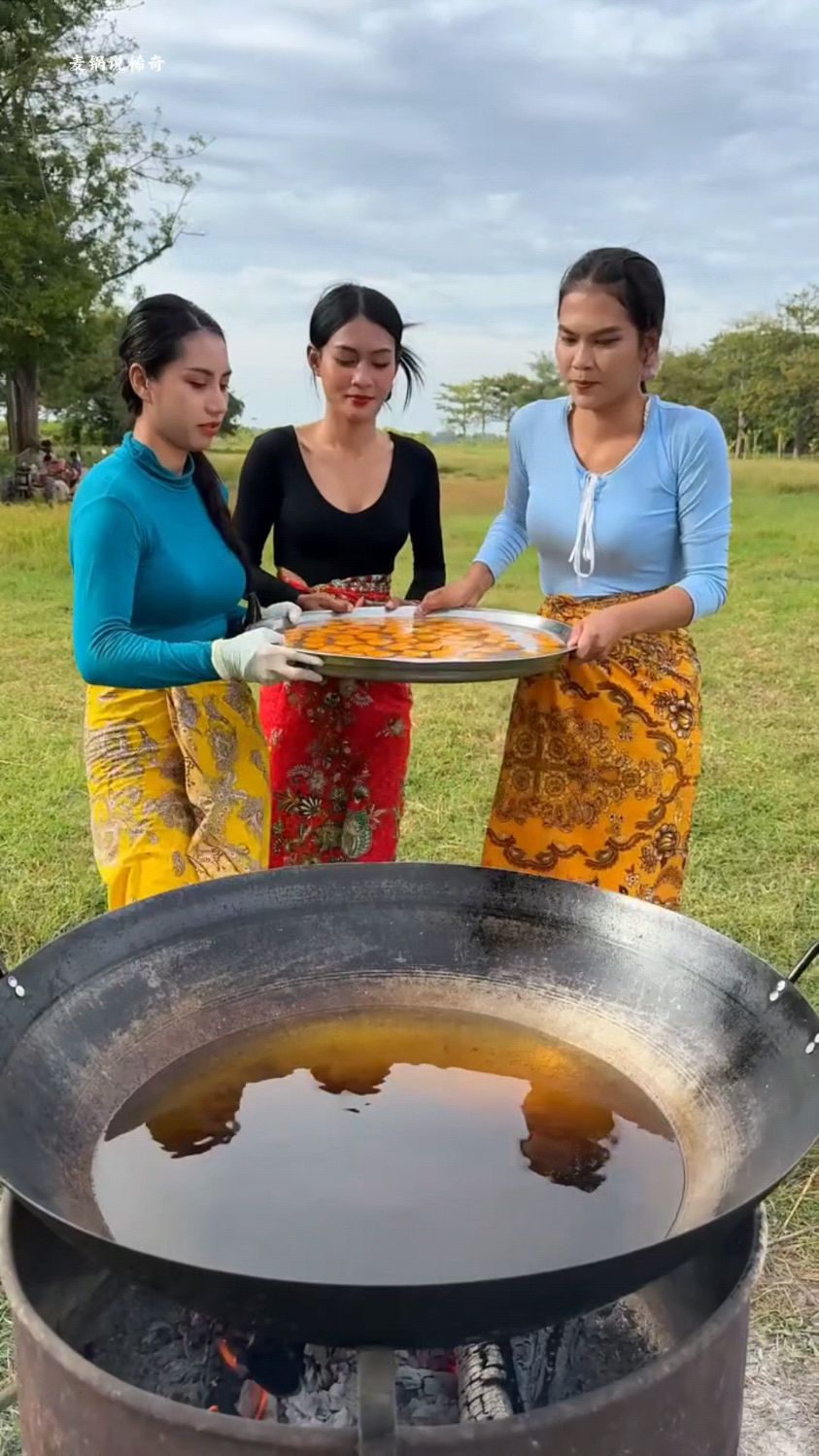 三个女人太会做饭了,鸡蛋青菜泡面全部搅拌在一起,做成一道菜