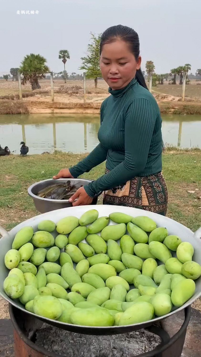为了制作好吃的芒果和鱼,女人便把它们放在一起洗,味道还不错