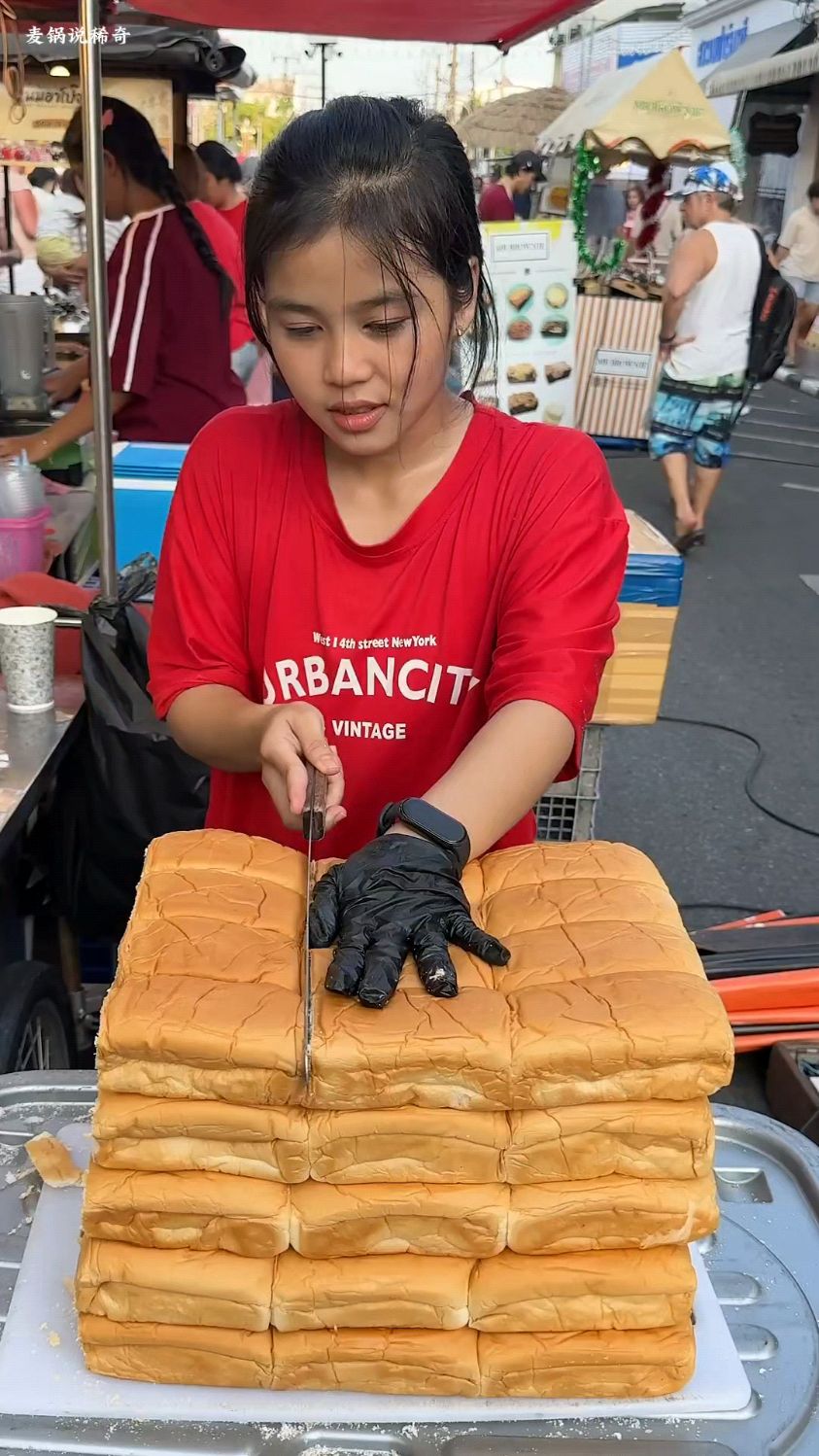 女孩太会做生意了,他去超市买了一堆面包,切成小块做了卖