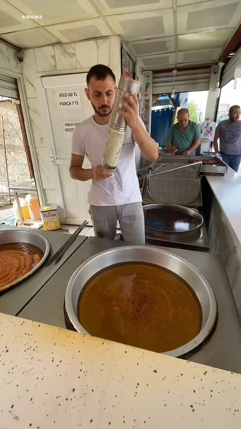 小伙真会做生意，把面团压制成一个圆圈，用油进行炸制