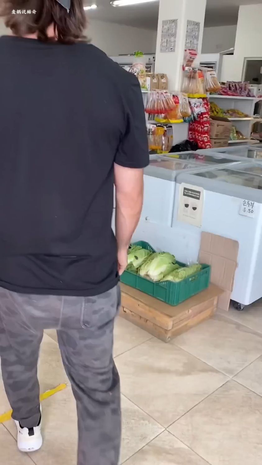 为了制作出韩国泡菜，男人去菜市场，买了一棵白菜，开始制作