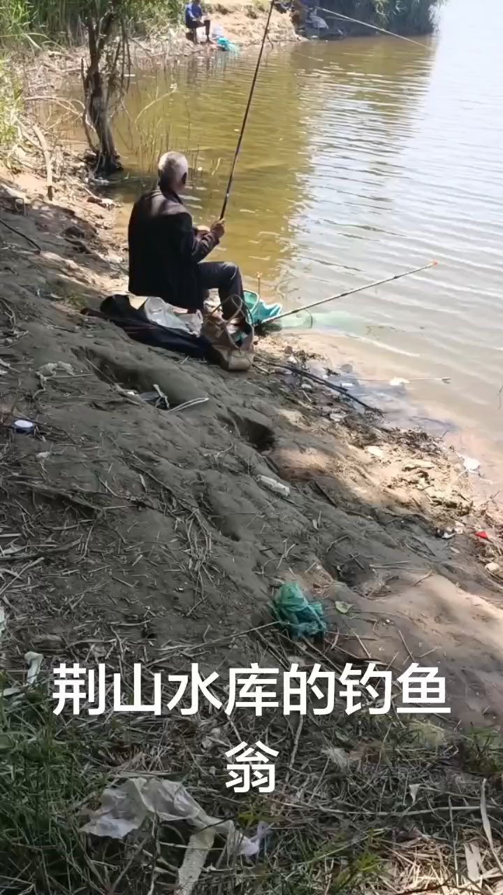 荆山水库的钓鱼翁