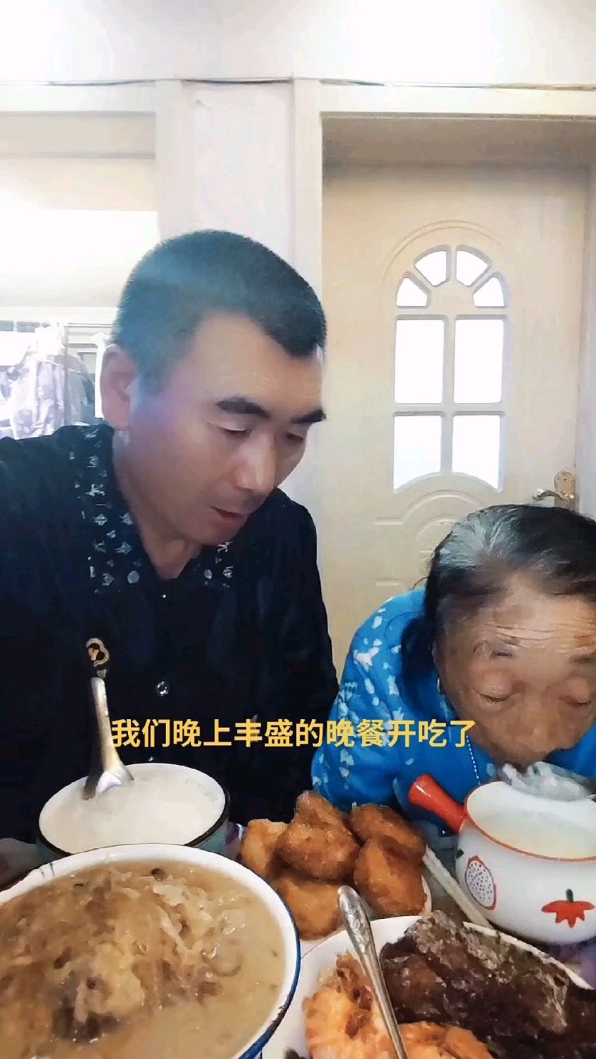丰盛的晚餐,我们俩开吃了