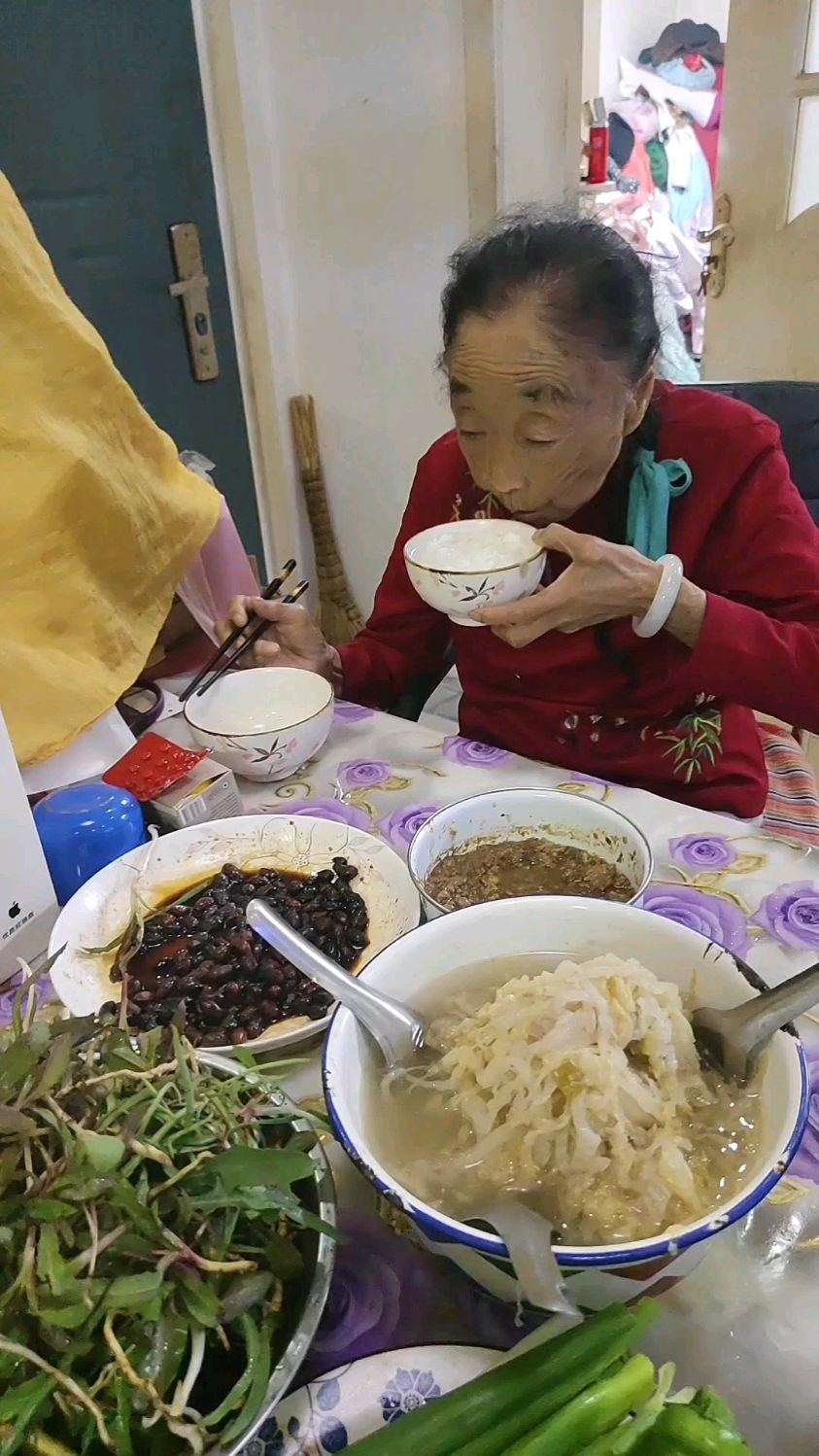 满桌子都是玉琴爱吃的菜
