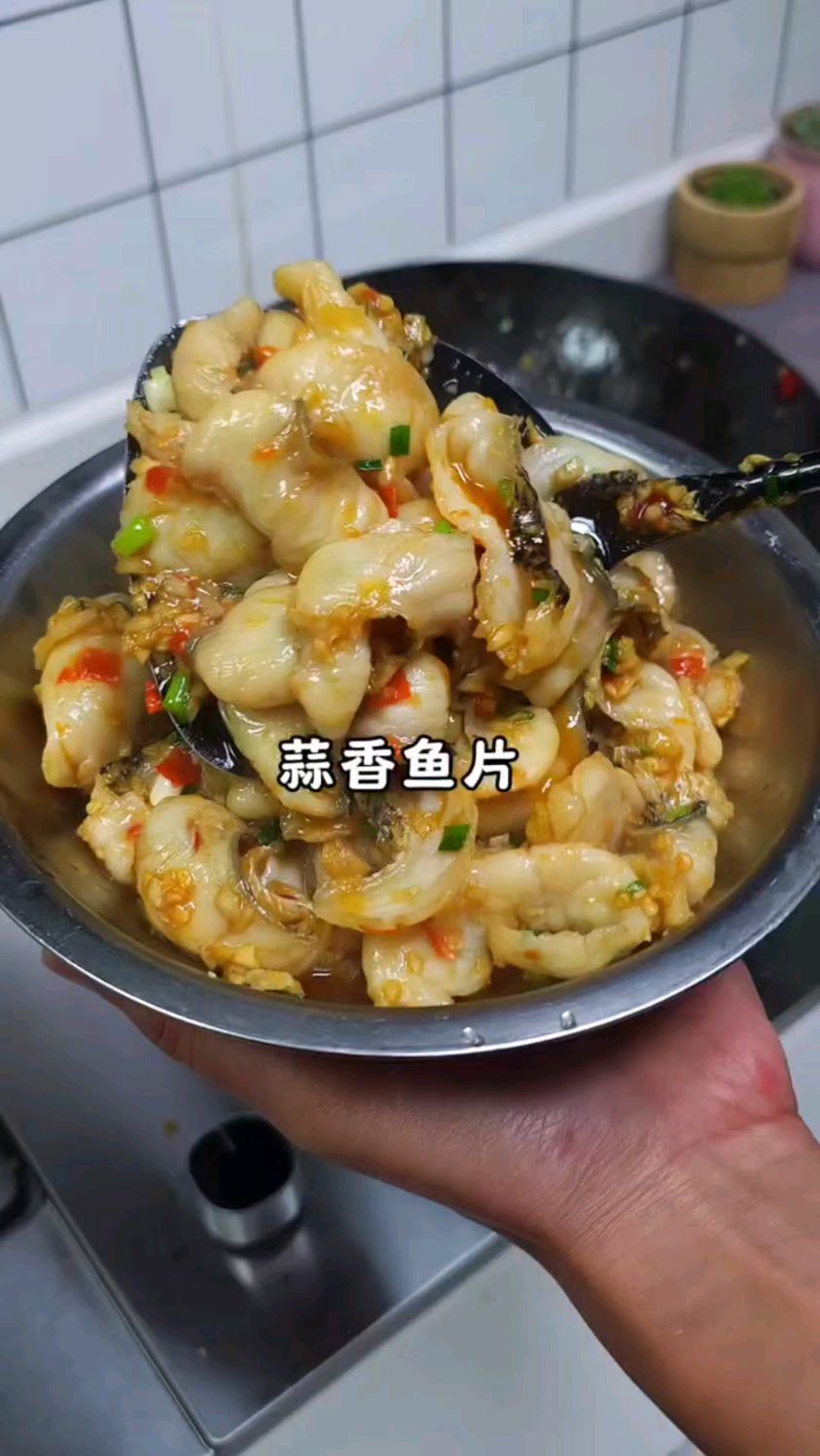 家庭版“蒜香鱼片”蒜香浓郁,又滑又嫩,简单易学