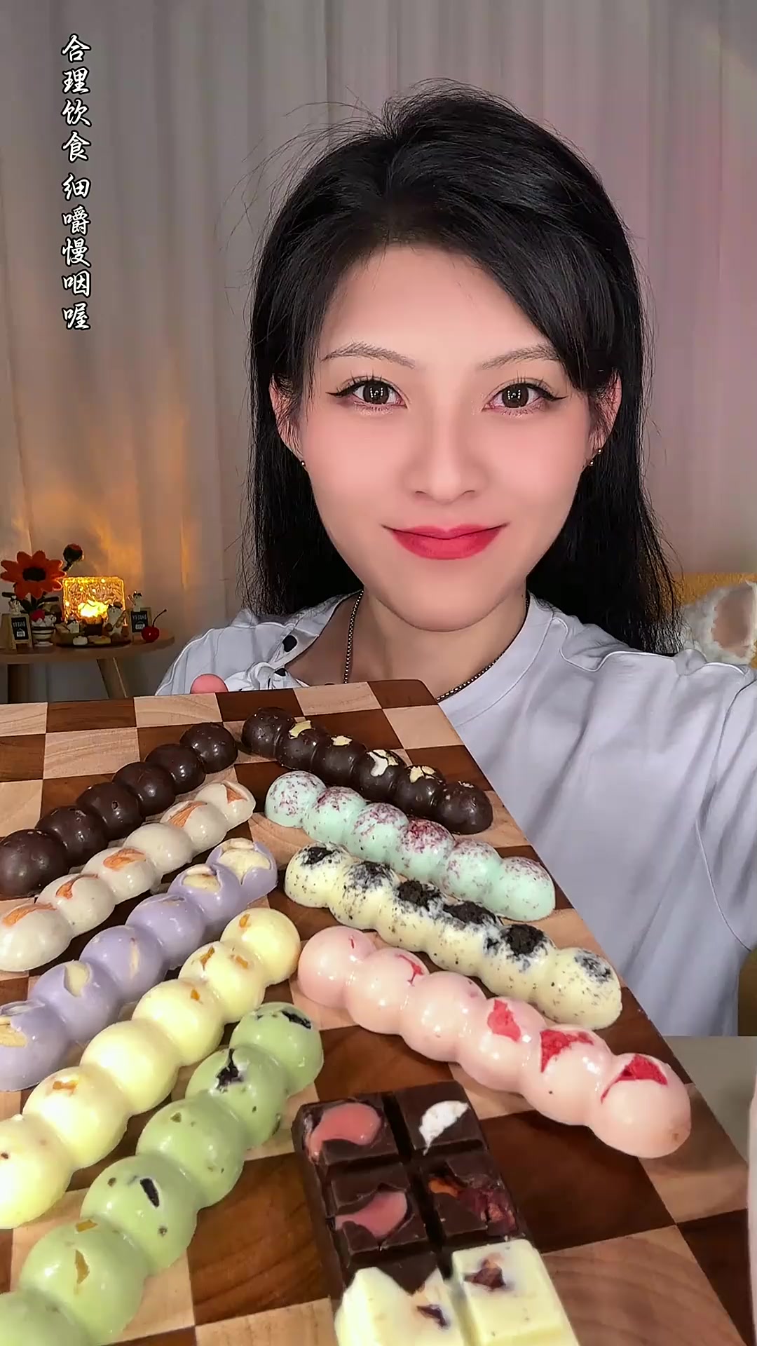 巧克力 甜度没有包装巧克力的高哎,比较突出巧克力的醇香口感、圆呼呼的造型和颜色都好漂亮呀～