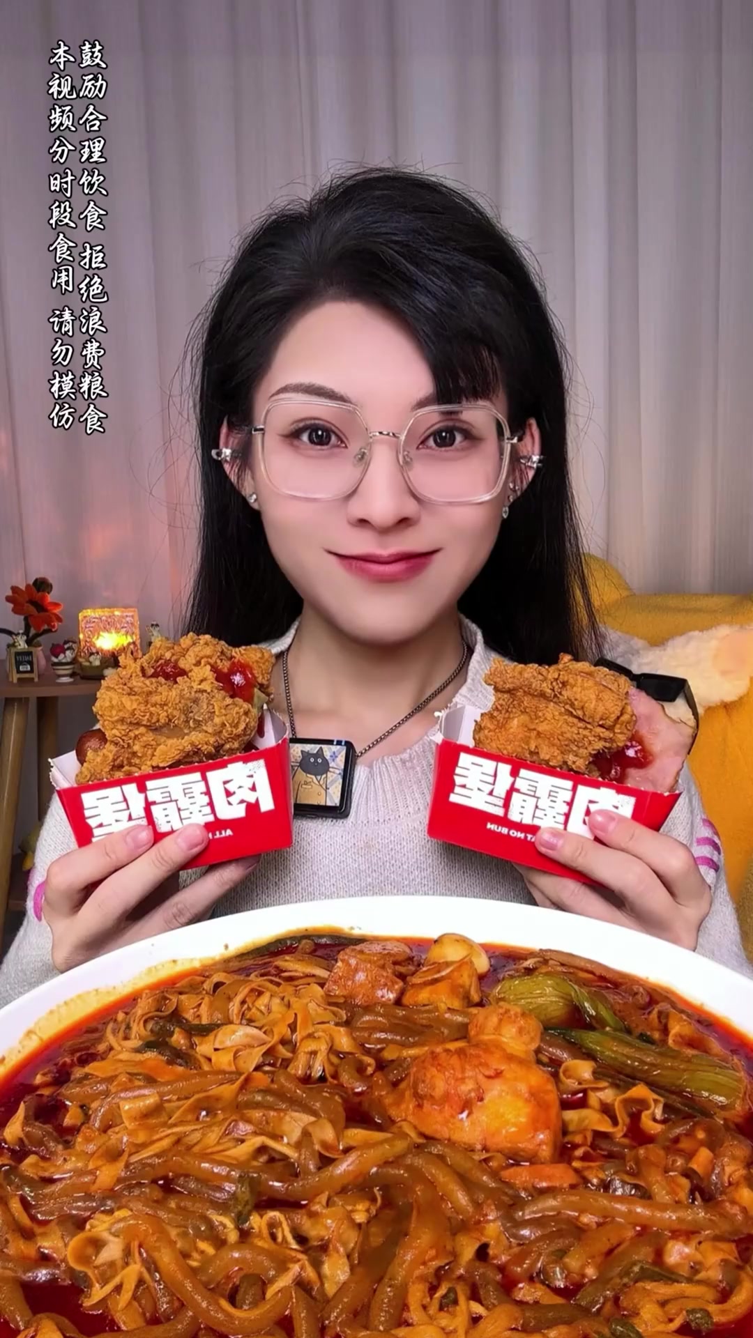 黏糊土豆粉x肉霸堡 嗦粉和啃堡的双层快乐!黏糊糊、裹满浓稠麻酱的土豆粉超入味喔