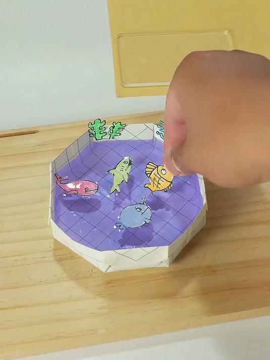 用纸做圆形鱼缸，在桌面养鱼玩～