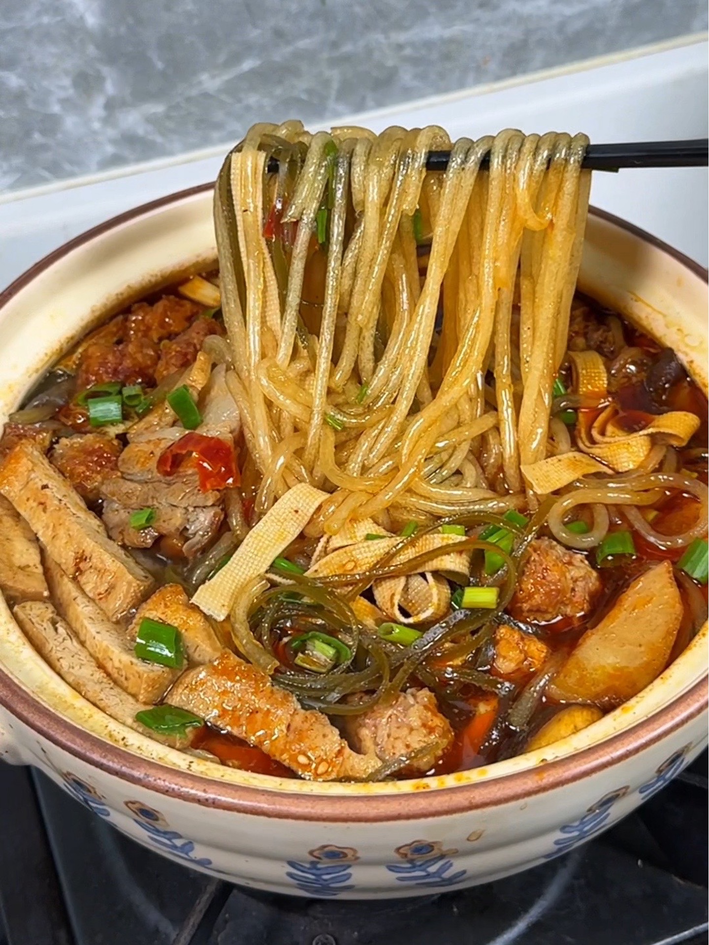香喷喷热乎乎的砂锅菜，全家人都爱吃，你们一定要试试！