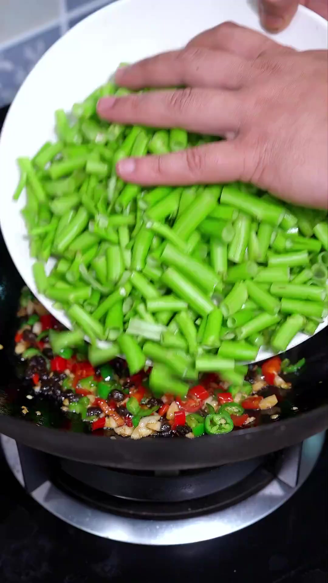 免费得来的这菜配上鸡蛋一炒，香辣开胃绝了！