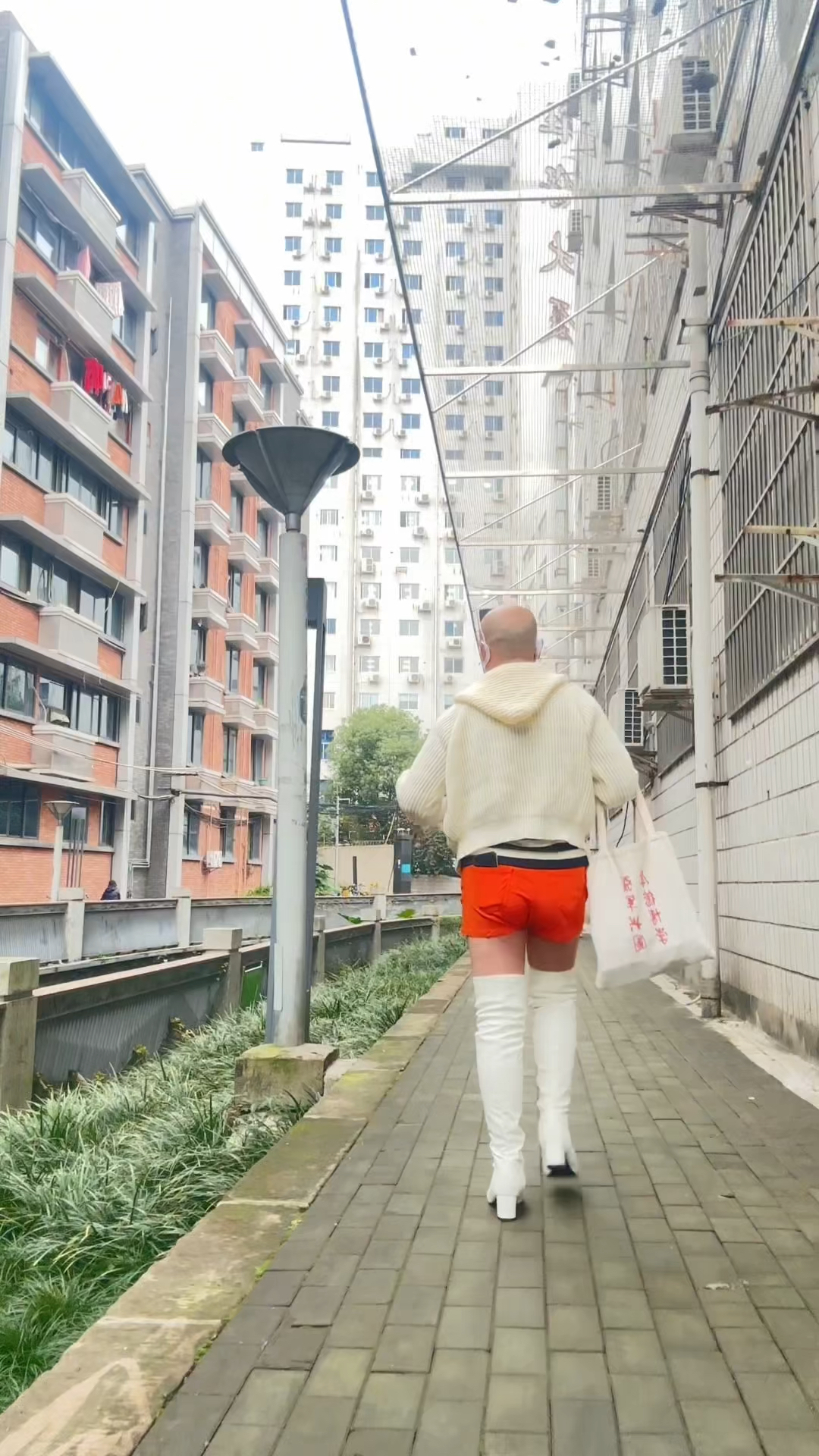 针织带帽白色毛衣和白色过膝靴的搭配