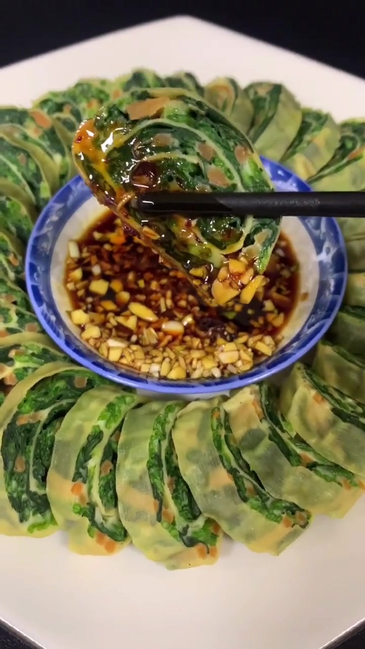 菠菜你别老炖着吃和拌着吃了、今天咱们用菠菜做一个新吃法