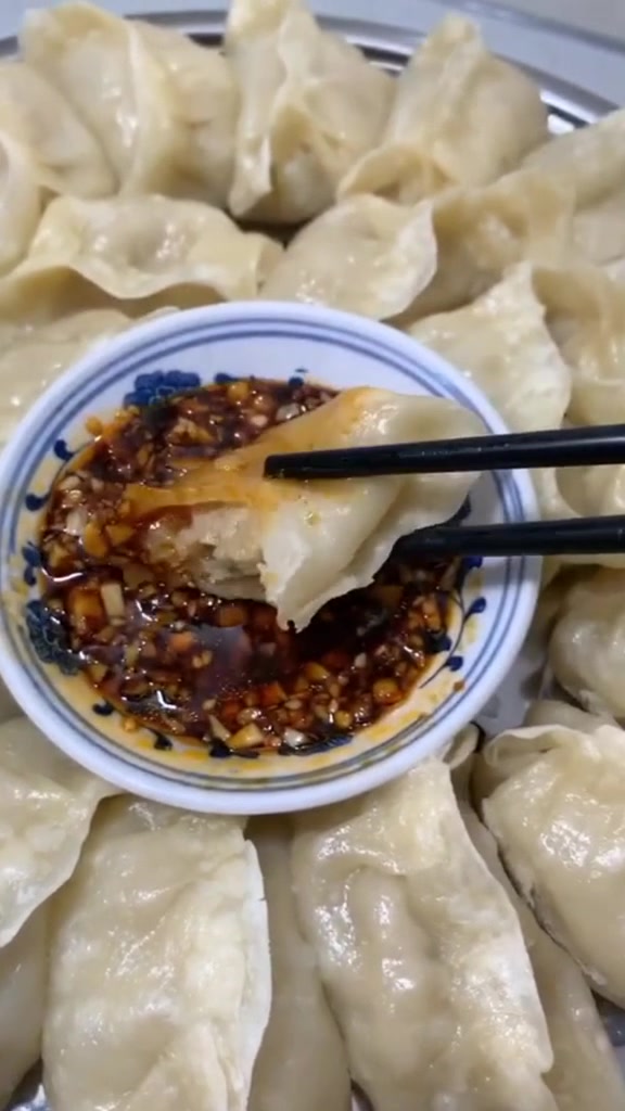 在家里这样调猪肉白菜蒸饺子才好吃