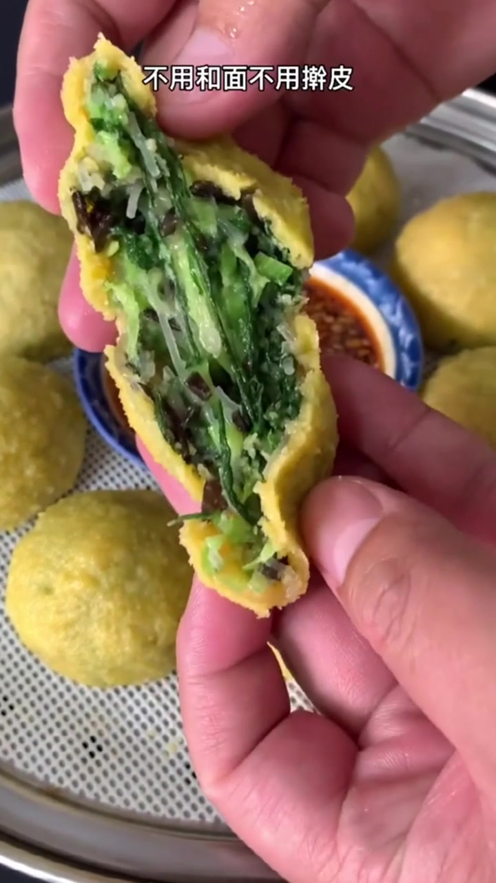 今天做了小白菜馅蔬菜团子,不用和面不用擀皮