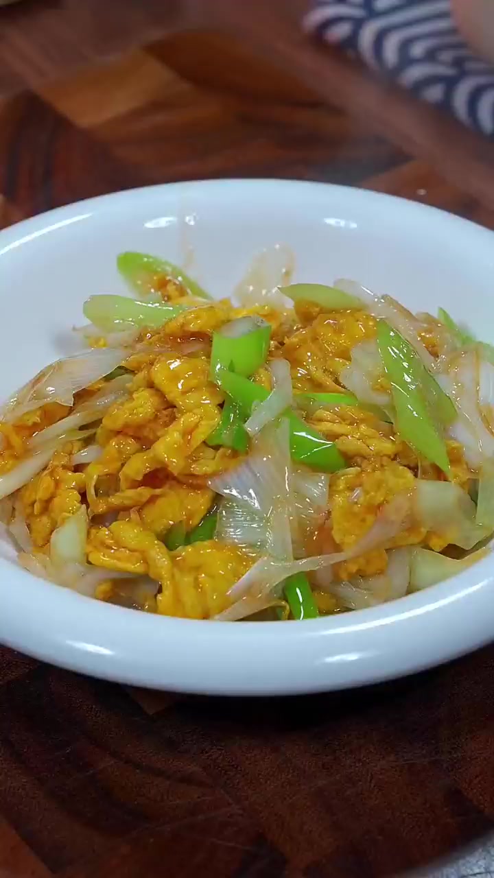 今天又是一道家常下饭菜大葱炒鸡蛋，三碗米饭打底！