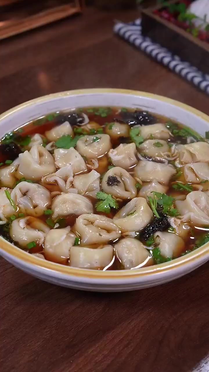 吃一口就会爱上的清汤馄饨,一口一个真的太香太好吃了!