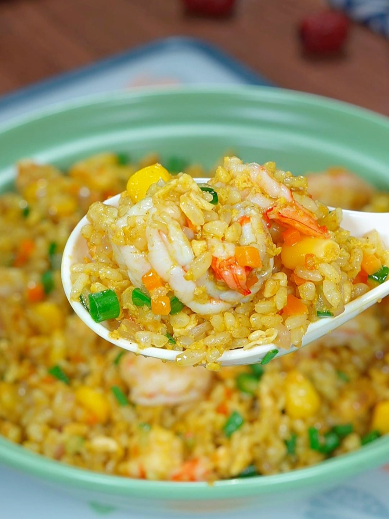 我每次做这个咖喱炒饭，孩子都吃到光盘，做法还简单！