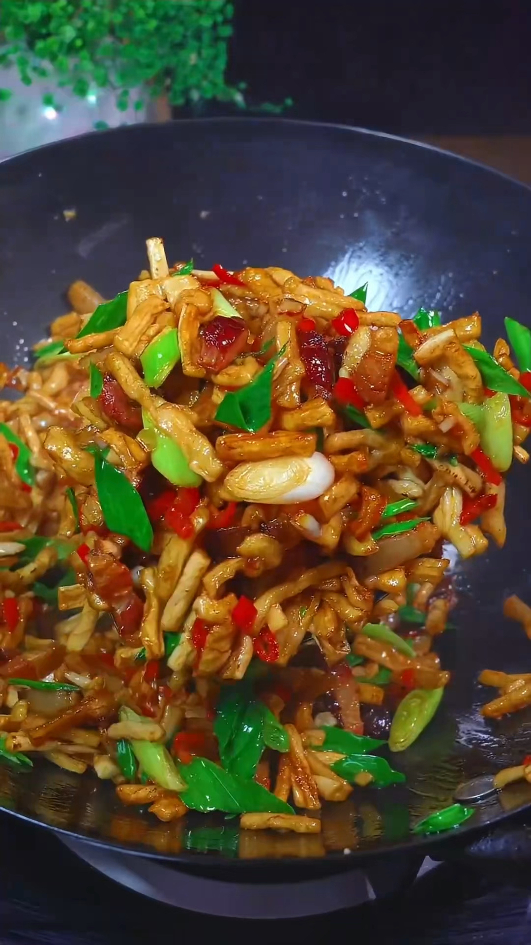 腊肉多样吃法,试试炒萝卜干,脆甜爽口,下酒下饭一绝哦!