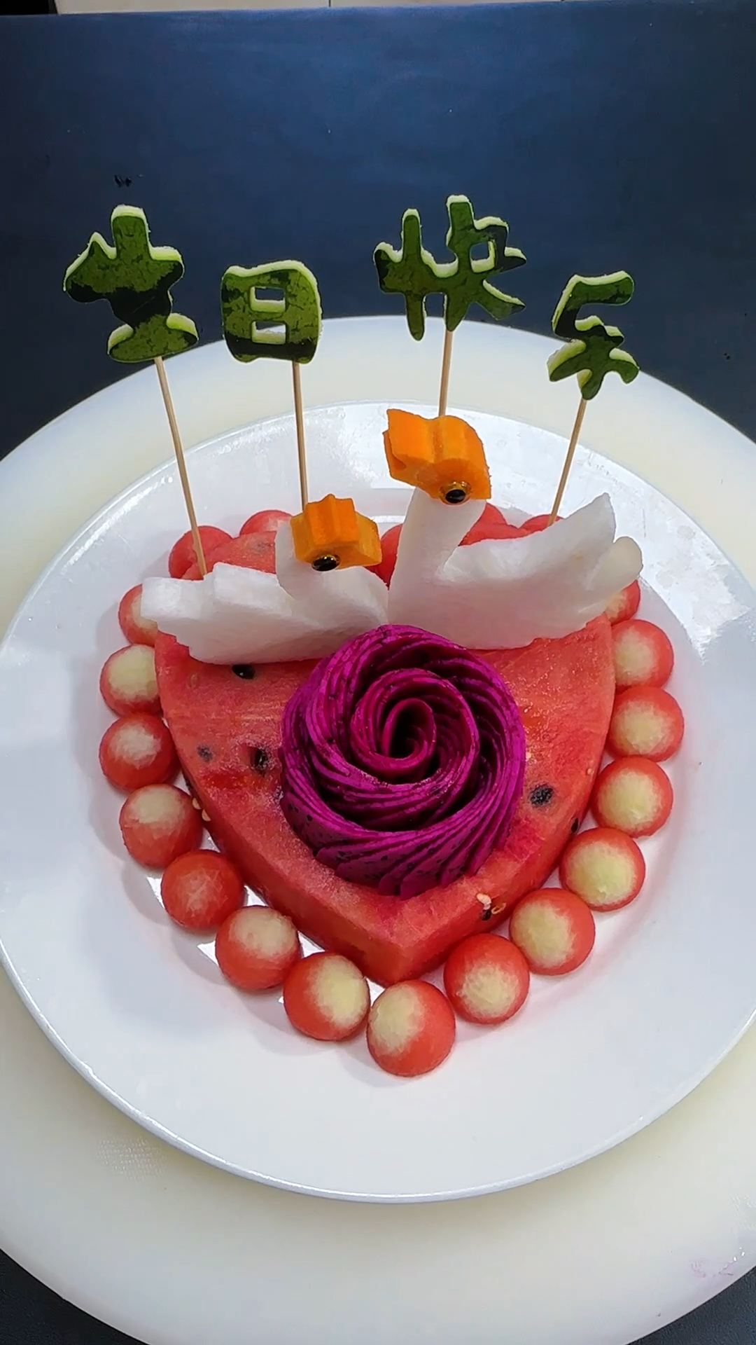 温馨又甜蜜的西瓜生日蛋糕