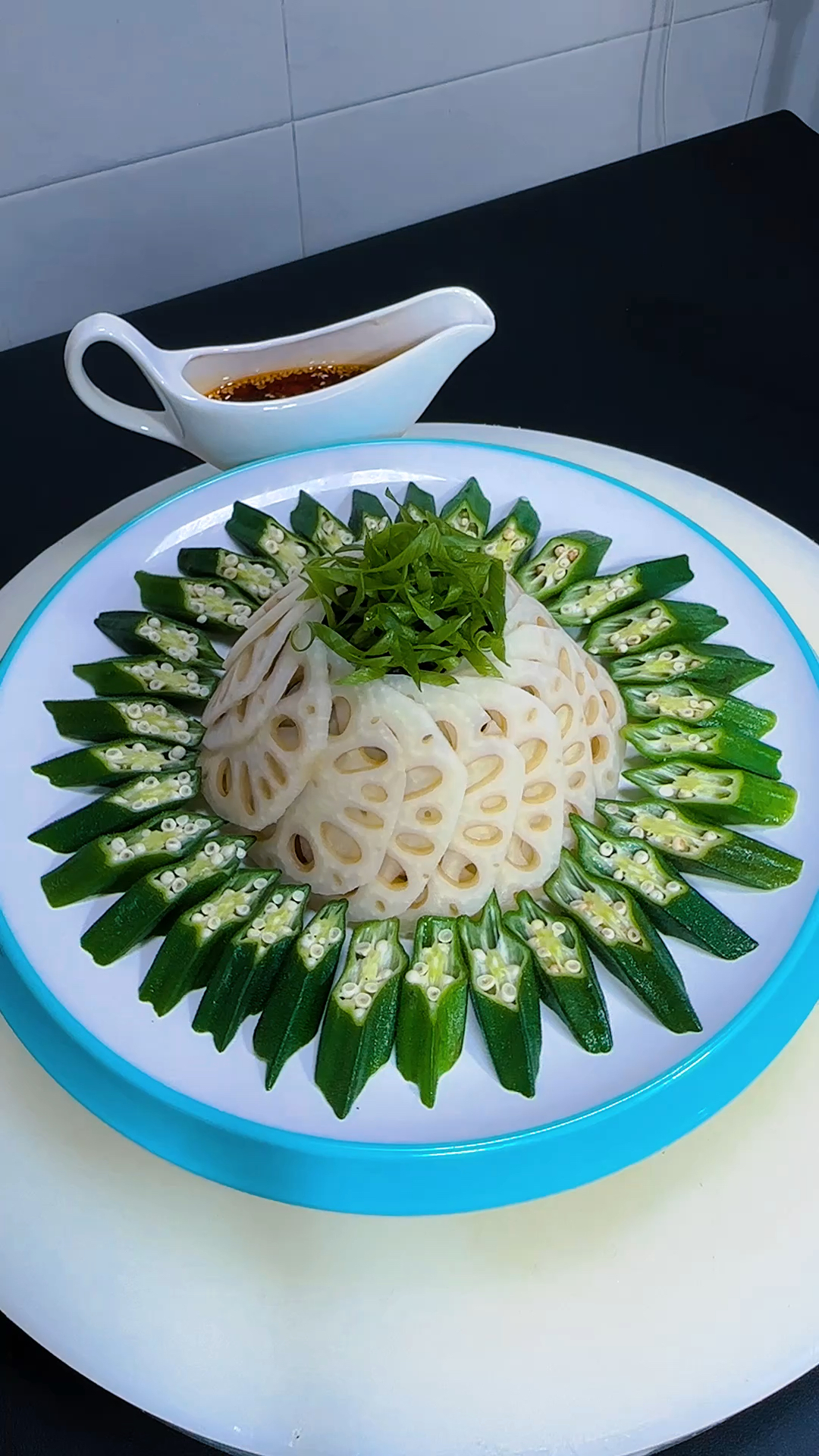 莲藕和秋葵搭配又是一道美食，摆盘精致，爽口开胃