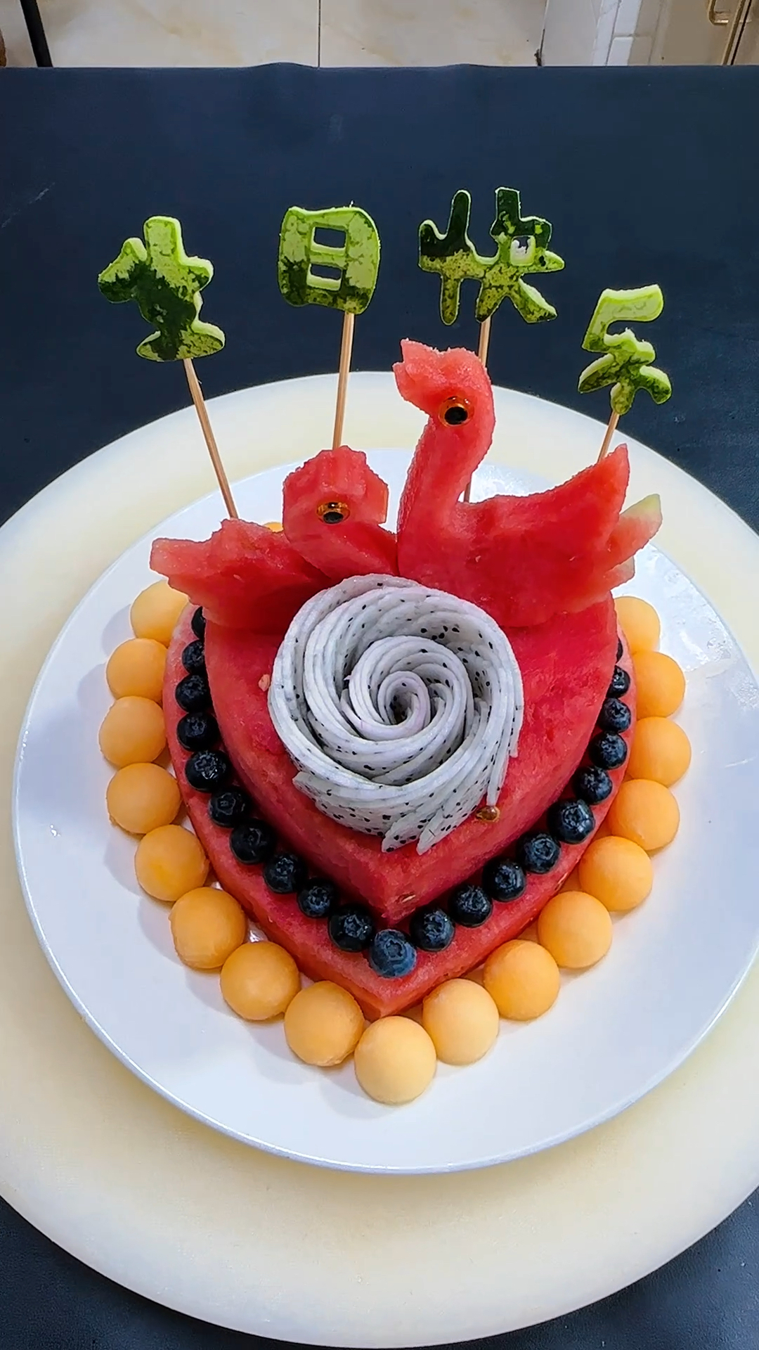 用西瓜做个水果蛋糕，温馨又甜蜜，创意满满