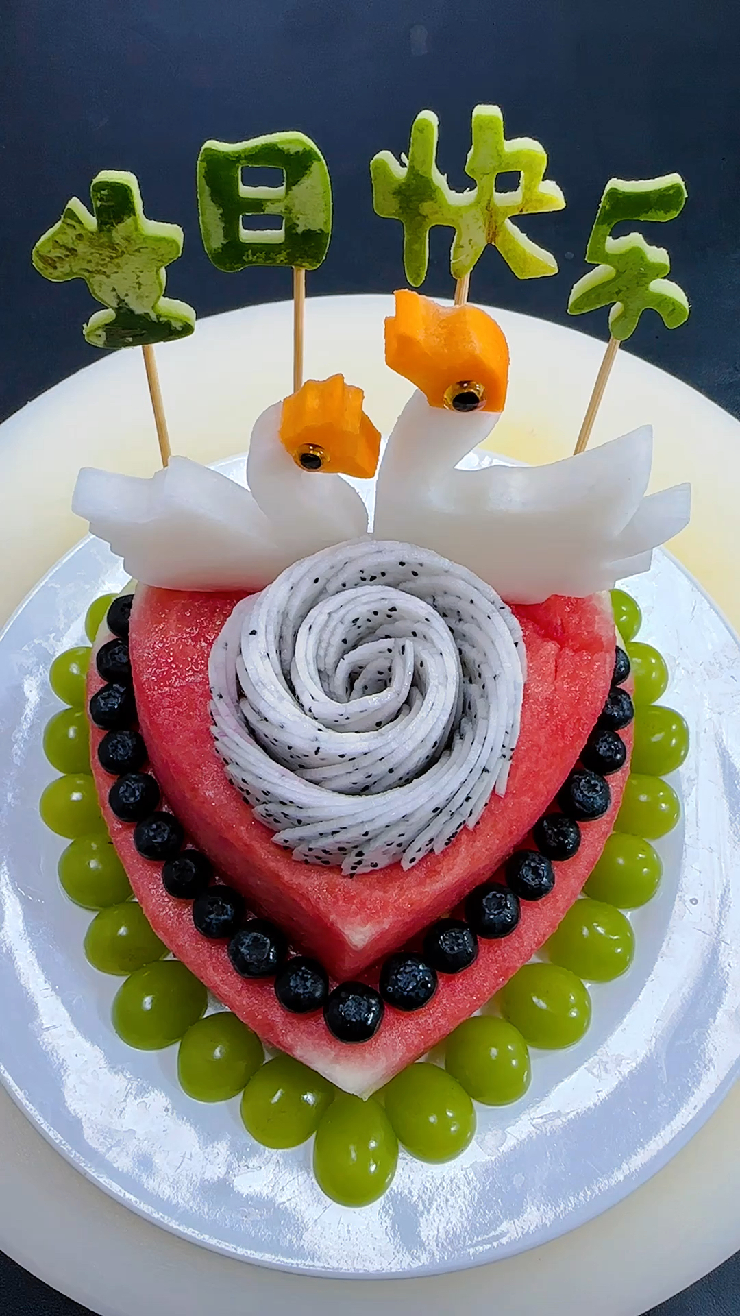 只需几步就可以做个好吃又好看的水果西瓜蛋糕