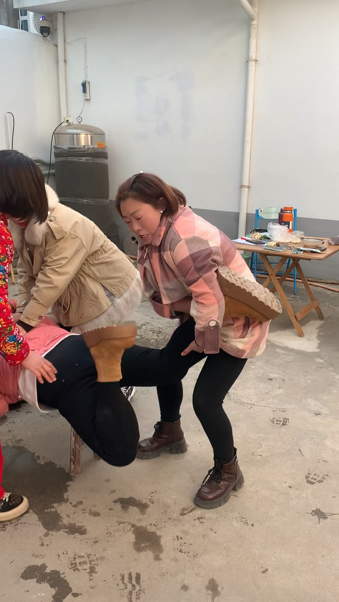 元旦杀猪,气氛先搞起来,农村搞笑视频物不良引导