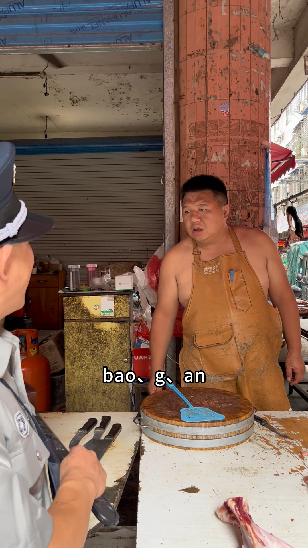 这种保安你们怎么说,敬业吗?