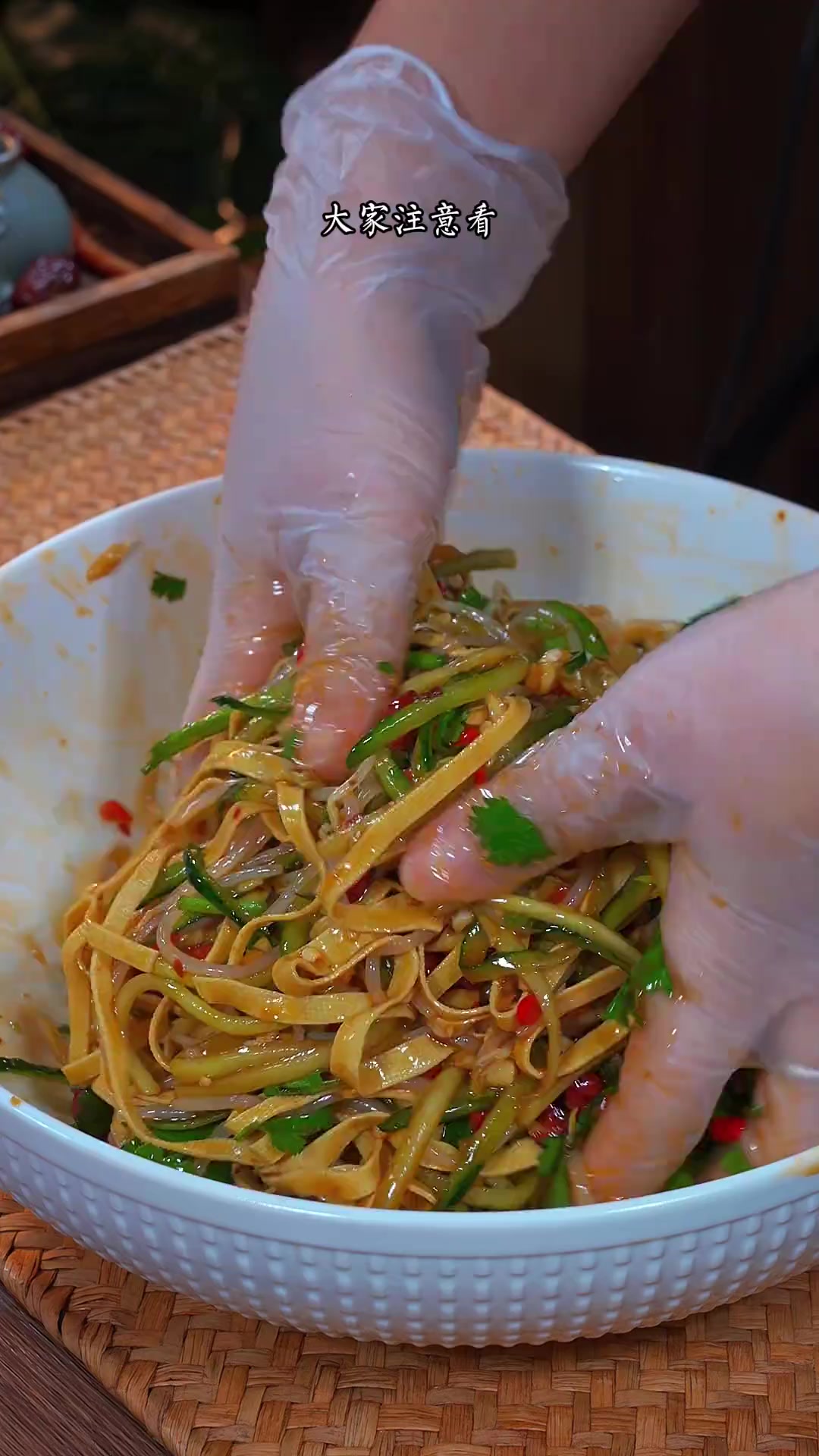过年的餐桌上做这样的一道大凉拌菜,酸辣爽口,做法简单,比大鱼