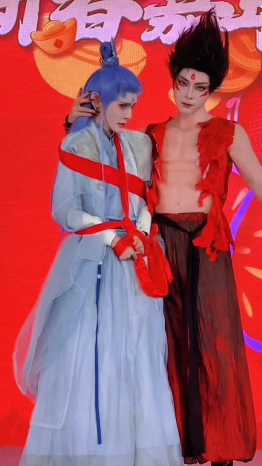 哪吒用混天绫把敖丙绑了,公主抱直接带走,这样我真的会想歪