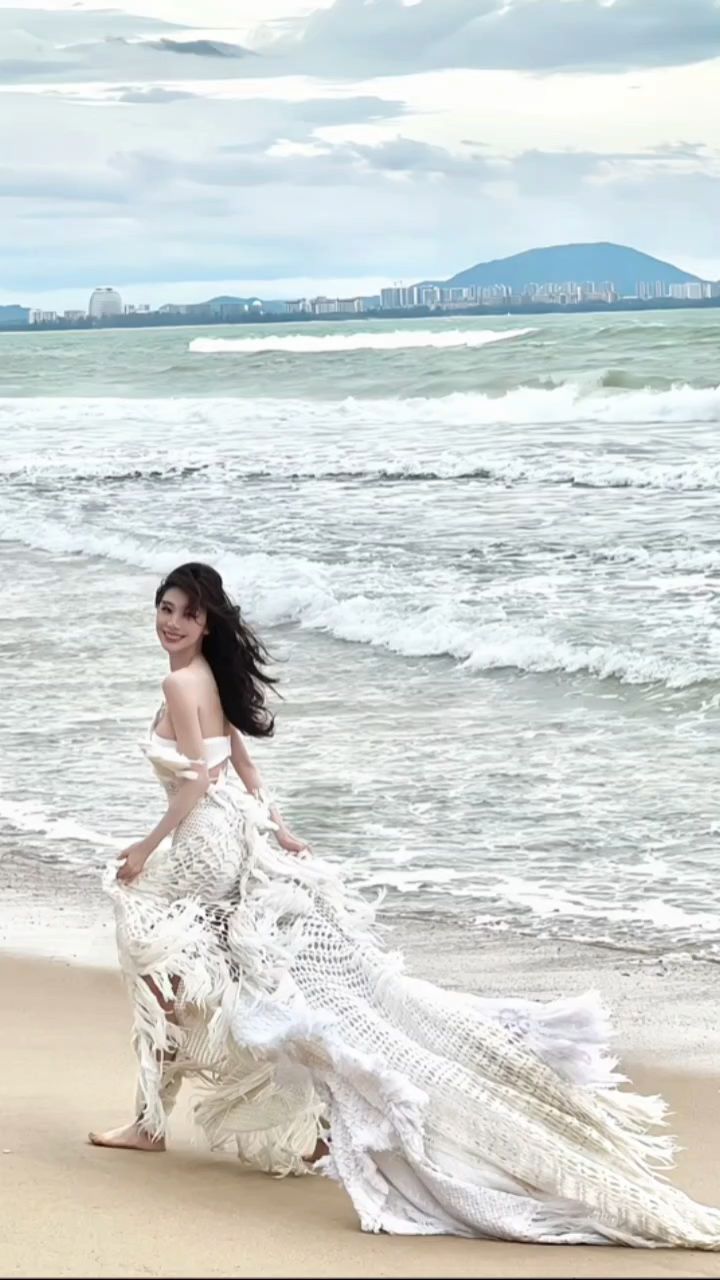 易梦玲化身海的女儿,ELLE风尚大典海边出图,妥妥的人鱼公主