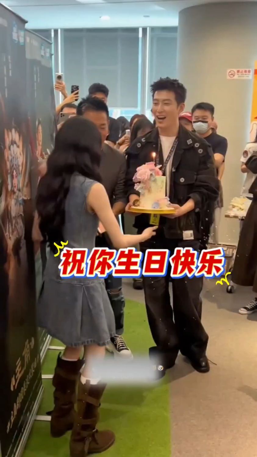 《主角》扫楼好温馨,刘浩存大跳迪斯科,窦骁为刘浩存送生日蛋糕