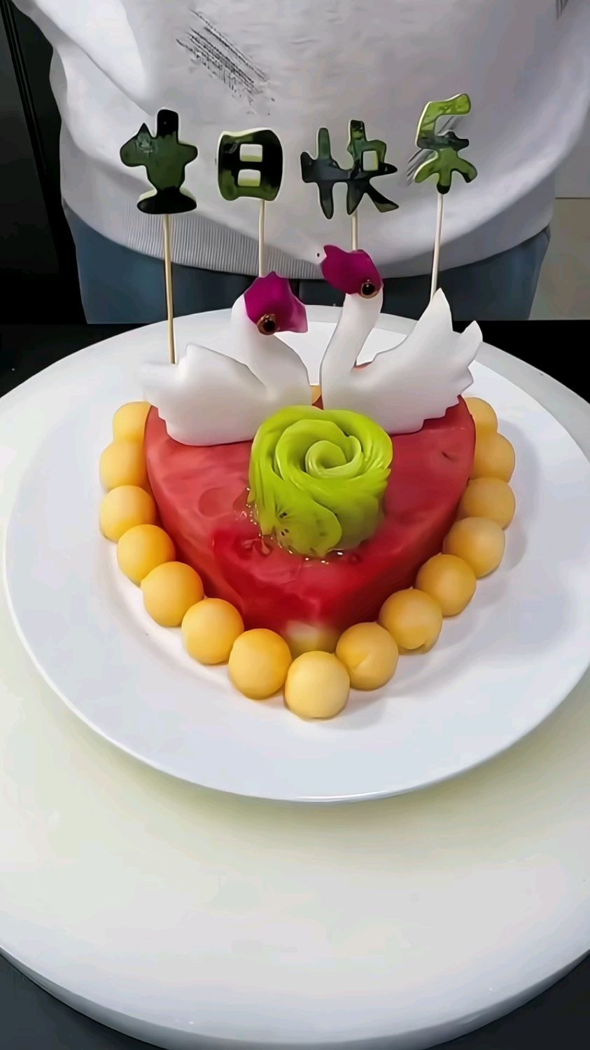 大厨用水果做个生日蛋糕。