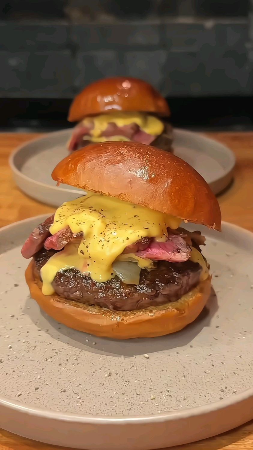 新鲜出炉的烤肉汉堡,太香了!