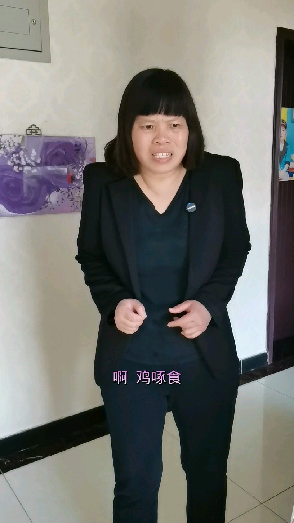 第347集,女儿假装被鸡咬了整蛊白姐,结果俩人跳起了鸡舞