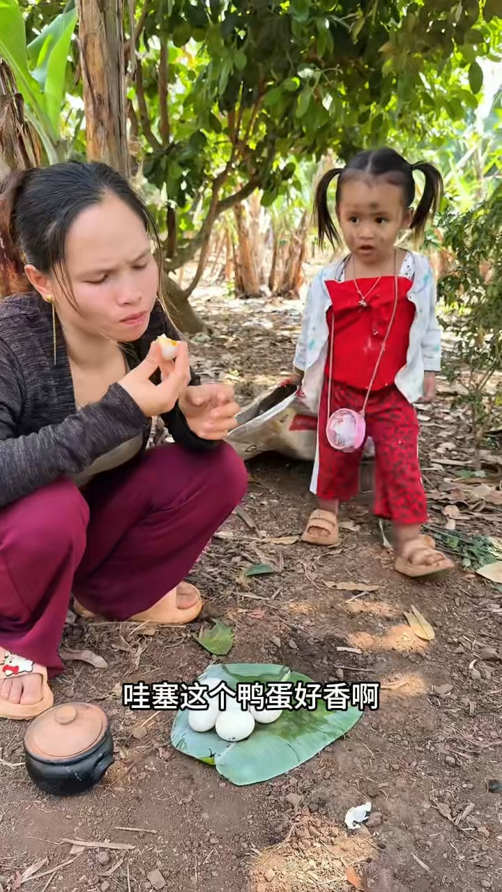 没想到这个女子竟然送鸭蛋给小孩吃