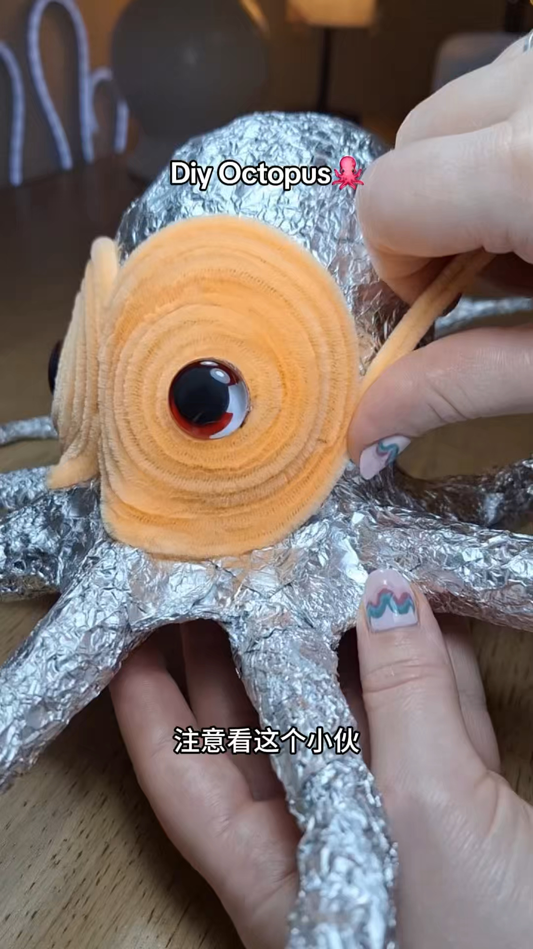 小伙用锡纸制作了八爪鱼